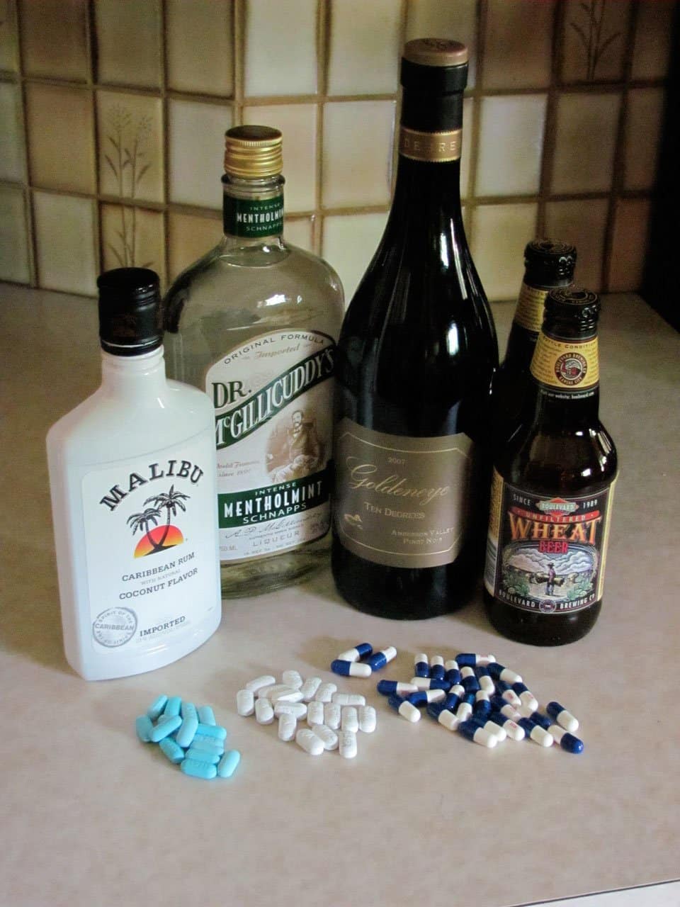 Что будет если антидепрессанты с алкоголем. Алкоголь и лекарства. Алкоголь и таблетки. Алкогольные таблетки.