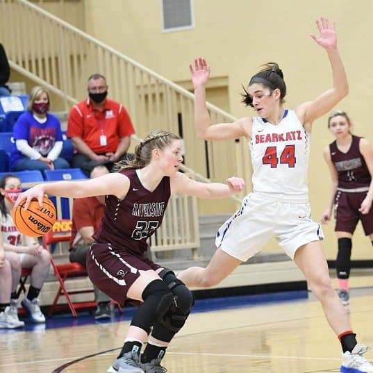Melbourne Lady Bearkatz #44, Kenley McCarn guards Riverside Lady Rebels #25, Ali Towels in first round or the Arkansas 2A State Tournament March 8, 2021